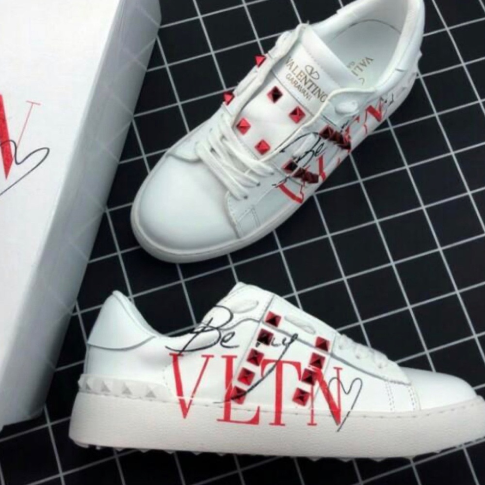 Valentino
Garavani
OPEN VLTN LEATHER TRAINERS Size 41